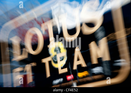 Sfocato Lotus F1 Logo del Team di Formula 1 le sessioni di test nei pressi di Barcellona nel mese di febbraio 2012. Foto Stock