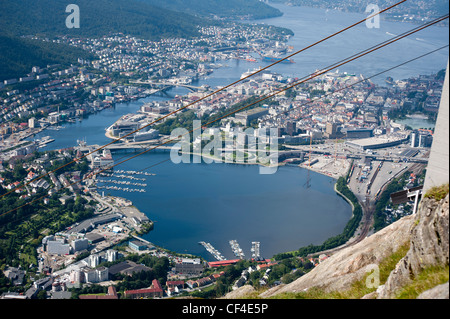 Una vista guardando verso il basso sulla città di Bergen, Norvegia dalla cima del monte Ulriken. Foto Stock
