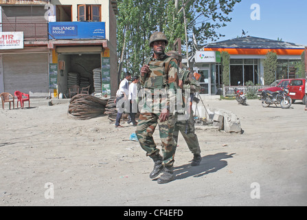 Indiano esercito di soldati di pattuglia in kashmir 02/05/2011 Foto Stock