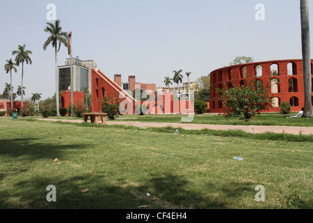 Jantar Mantar Delhi. consiste di 13 architettonico strumenti di astronomia Foto Stock