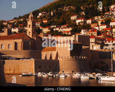 Porto di Dubrovnik, Croazia con barche in primo piano e le mura e la torre in background. Foto Stock