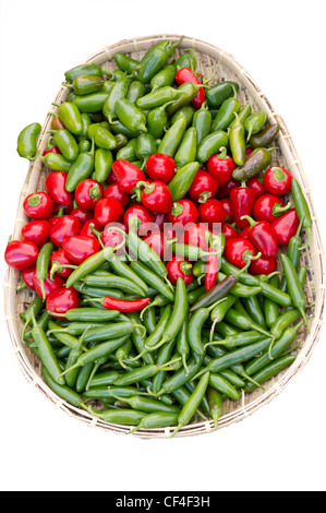 Colorato Cesta in vimini di peperoni assortiti in mostra presso il mercato degli agricoltori Foto Stock