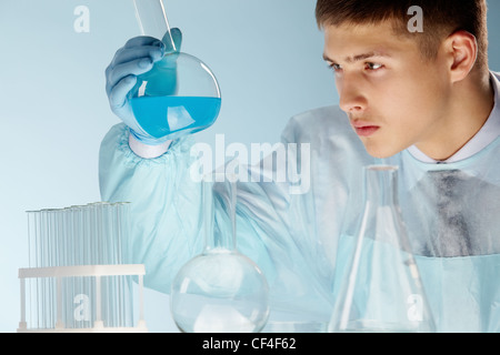 Studente di medicina o ricercatore scientifico posizioni prigioniero in laboratorio Foto Stock