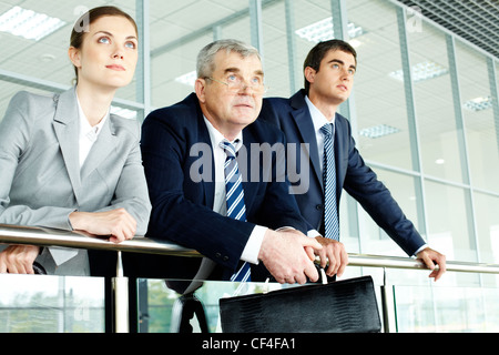 Il team di Business guardando con fiducia nel futuro Foto Stock