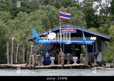 I funzionari della dogana che controllare i documenti sono seduti al Checkpoint di immigrazione su istmo di Kra vicino a Kawthaung, Birmania (Myanmar). Foto Stock