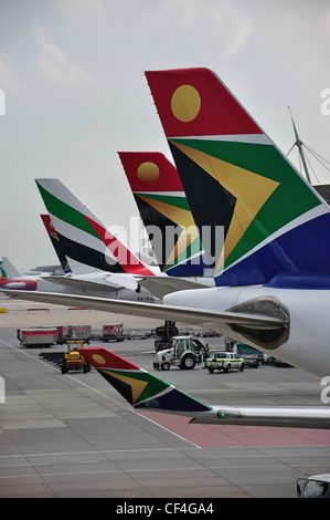 South African Airways logo su aeromobile tails, O.R. Tambo Aeroporto Internazionale di Johannesburg Gauteng, Repubblica del Sud Africa Foto Stock