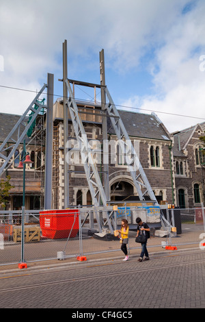 Christchurch Arts Center in attesa di riparazione supportato da un rinforzo strutturale. Foto Stock