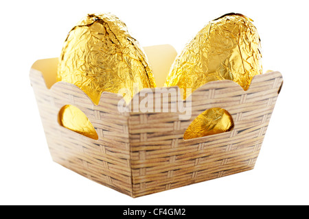 Due di lamina di oro più semplice di cioccolato uova in una cestella di cartone Foto Stock