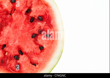 Citrullus lanatus. Anguria fetta su sfondo bianco Foto Stock