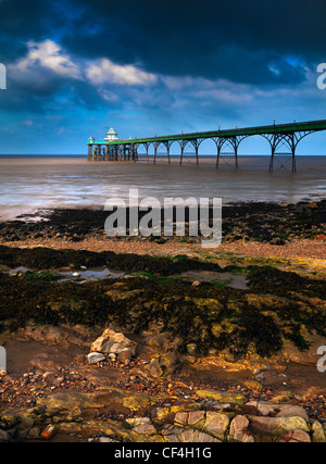 Clevedon Spiaggia e molo in Severn Estuary a Sunrise. Foto Stock