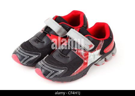 Coppia di calzature sportive, nero e rosso su sfondo bianco. Isolato. Foto Stock