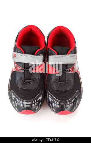 Coppia di calzature sportive, nero e rosso su sfondo bianco. Isolato. Vista da sopra. Foto Stock