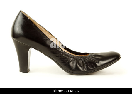 Nero donna scarpe con i tacchi alti. Isolato su sfondo bianco. Vista laterale. Foto Stock