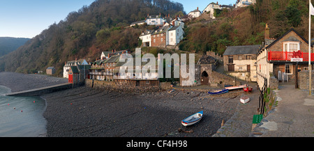 Inizio della primavera mattina presso il famoso e storico villaggio di pescatori di Clovelly in North Devon. Foto Stock