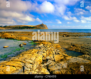 Vista da battute Kimmeridge verso Clavell Torre Gallina sopra Cliff, una follia costruito nel XIX secolo dal Don Giovanni Richard come Foto Stock