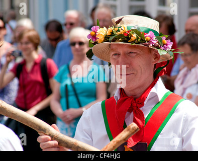 Morris balli presso il centenario di Morris Dance Festival di Thaxted. Foto Stock