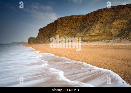 Una vista verso la scogliera di Burton. La Jurassic Coast consiste del triassico, al giurassico e Cretaceo cliffs, coprendo il Mesozoico, Foto Stock