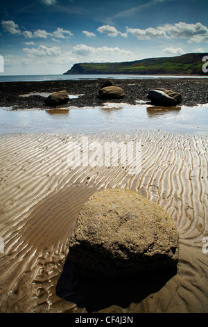 Una vista di Robin Hood's Bay guardando a sud verso Ravenscar. Questa famosa località sulla costa est del North Yorkshire è il fi Foto Stock