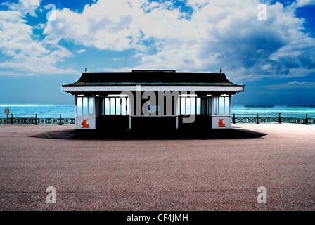 Un rifugio sul lungomare di Hove. Foto Stock