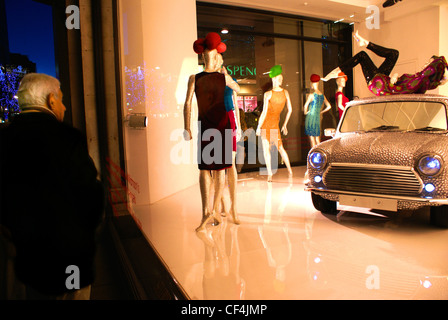 Un uomo anziano guardando un Natale la finestra di visualizzazione in Selfridges. Foto Stock