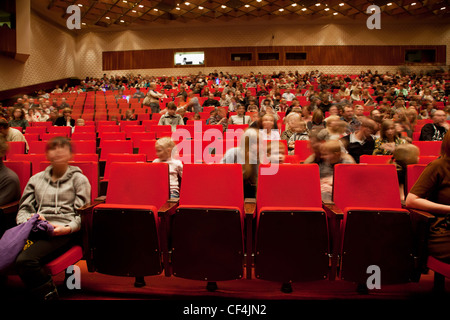 Mosca Febbraio 22 Adulti Bambini sit sedie rosse auditorium circus fontane danzanti AKVAMARIN prima di mostrare il 22 febbraio 2010 Foto Stock