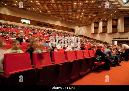 Mosca Febbraio 22 Adulti Bambini sit sedie rosse auditorium circus fontane danzanti AKVAMARIN prima di mostrare il 22 febbraio 2010 Foto Stock