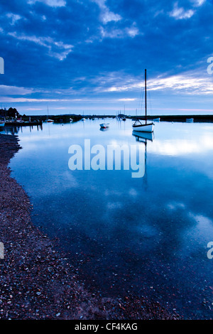 Le barche nel porto a Burnham Overy Staithe in Norfolk. Foto Stock