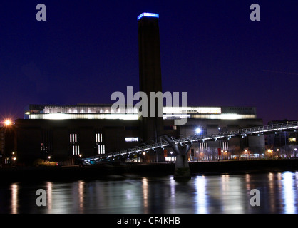 La Tate Modern di notte. La Tate Modern è stato creato nell'anno 2000 per visualizzare la raccolta nazionale dell'arte moderna internazionale (d Foto Stock