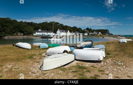 Capovolta barche a remi opposto alla nave Inn at Red Wharf Bay sull'Isola di Anglesey nel Galles. Foto Stock