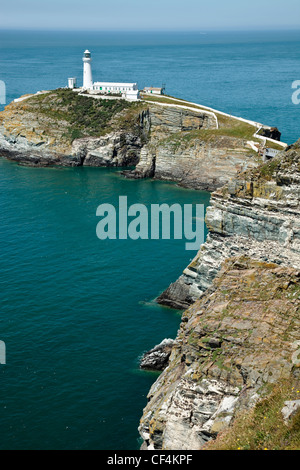 Sud pila Faro, una spettacolare faro appena fuori a Isola Santa sulla costa nord ovest di Anglesey. Il faro è stato co Foto Stock