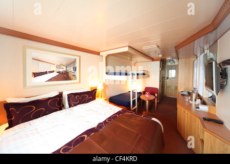 Nave cabina con letto matrimoniale grande e due letti per bambini vista generale Foto Stock