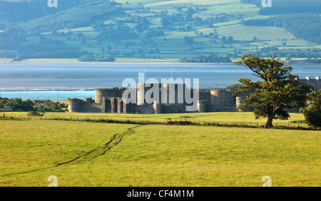 Beaumaris Castle che si affaccia sul Menai Strait sull'Isola di Anglesey fu costruito come uno dei "anello di ferro' del Galles del Nord castelli Foto Stock