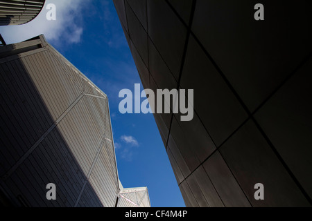 Una vista astratta dei tetti degli edifici presso l'arca shopping center a Bury St Edmunds, Suffolk, compreso l'edificio Debenhams Foto Stock