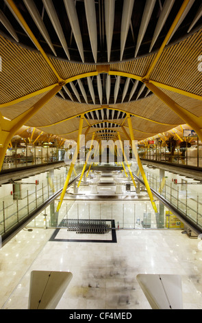 T4 Terminal Arrivi Aeroporto Internazionale Barajas di Madrid, Spagna Foto Stock