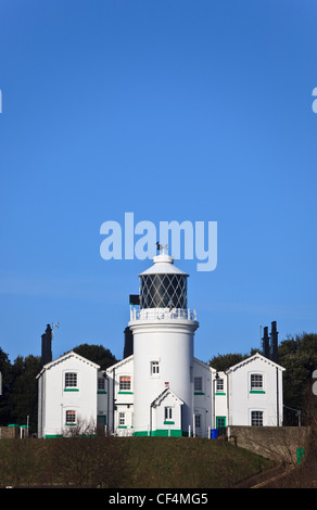 Lowestoft faro costruito nel 1874, arroccato sulla cima di una collina sopra il mare. Foto Stock