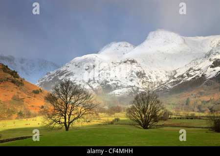 Vista lungo la valle Langdale verso la Snow capped Langdale pikes su un burrascoso inverni di giorno. Foto Stock