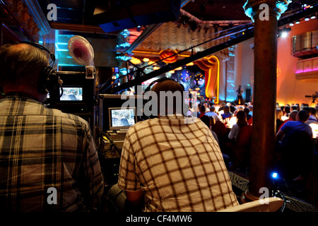Due operatori video controllo telecamera a mostrare delle prestazioni Foto Stock