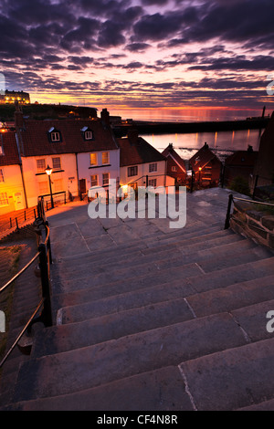 Vista serale in giù da Whitby il famoso 199 passi verso il porto. Foto Stock