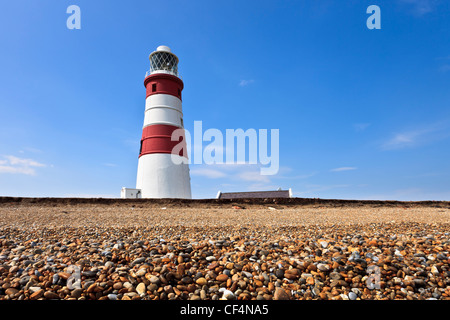 Orfordness faro su uno spiedo di scandole sulla costa di Suffolk. Foto Stock