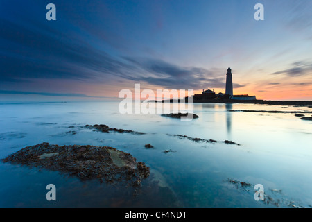 St Mary's Faro (non funziona più come un faro) vicino a Whitley Bay a sunrise. Foto Stock