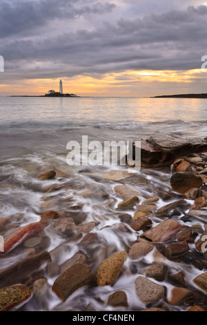 St Mary's Faro (non funziona più come un faro) vicino a Whitley Bay a sunrise. Foto Stock