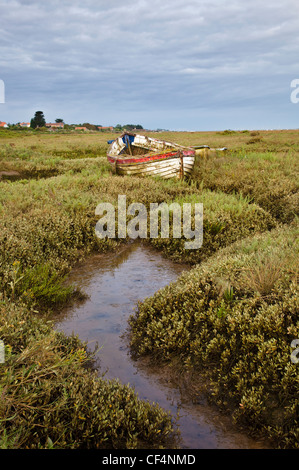 Un vecchio legno barca da pesca che stabilisce nelle paludi a Burnham Deepdale sulla Costa North Norfolk. Foto Stock