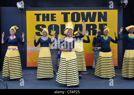 African dance troupe in Town Square a Gold Reef City Theme Park, Johannesburg, provincia di Gauteng, Sud Africa Foto Stock