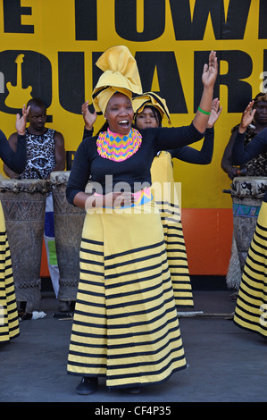 African dance troupe in Town Square a Gold Reef City Theme Park, Johannesburg, provincia di Gauteng, Sud Africa Foto Stock