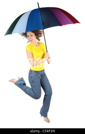 Giovane bellezza donna in maglia gialla con ombrello multicolore jumping isolato su bianco Foto Stock