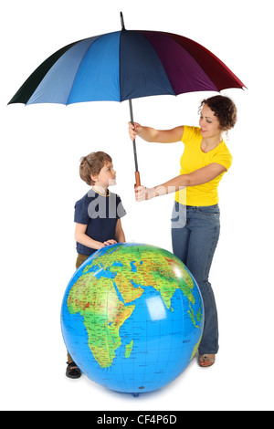 Azienda madre ombrello sotto grande globo gonfiabile e suo figlio, isolato su bianco Foto Stock