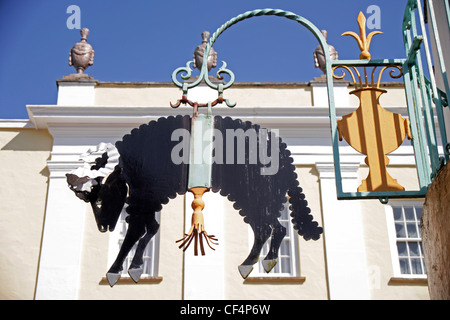 Susan Williams-Ellis la pecora nera cut-out che Clough Williams-Ellis ha chiesto la sua progettazione per la lana gallese Shop, appeso Foto Stock