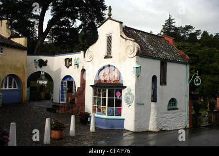 Il Prigioniero Shop situato in un edificio chiamato casa rotonda (del 1959-60 elencato Grade II, 1971) a Portmeirion. Foto Stock