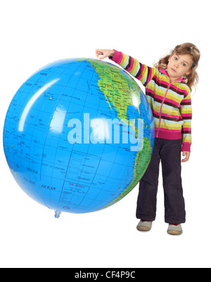 Bambina permanente e la holding grande globo gonfiabile, isolato su bianco Foto Stock