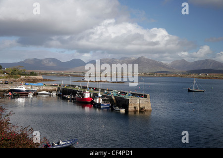 Il Twelve Bens da Roundstone Harbour, Connemara nella Contea di Dublino. Foto Stock